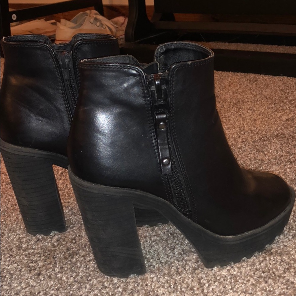 Black heel shoes